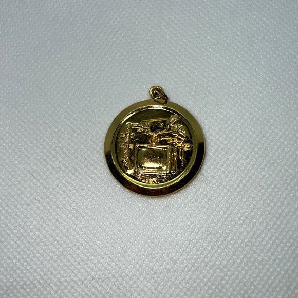 VINTAGE TECHNOLOGY TV PRODUCTION PENDANT CHARM GOLD TONE - Picture 4 of 10